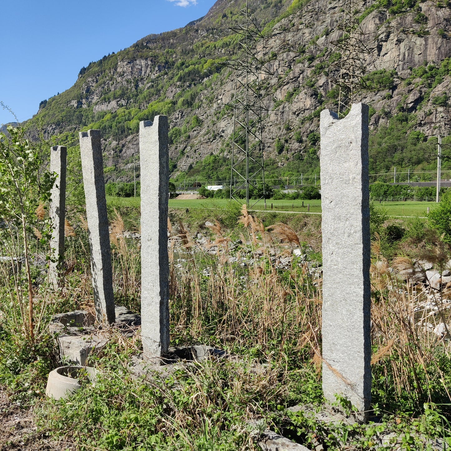 Set di 4 pergole in granito Alpensilber® con zoccolo e vasca per fioriera