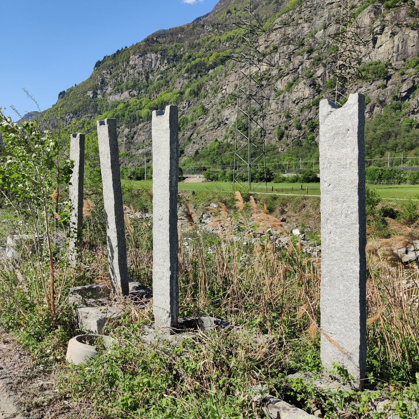 Set di 4 pergole in granito Alpensilber® con zoccolo e vasca per fioriera